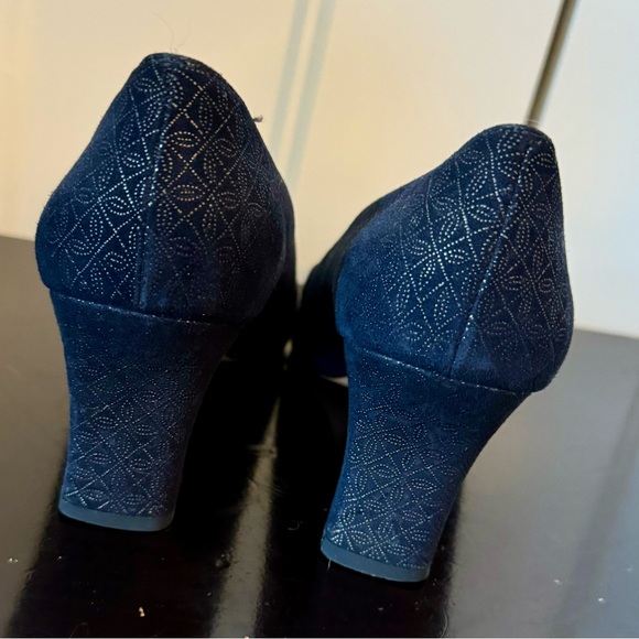 FERRAGAMO Vintage Navy with gold thread heels.  Size 8.5 AAAA - Picture 3 of 9